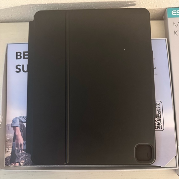 ESR  Magnetic Keyboard Case, for iPad Pro 12,9 (2022/2021/2020/2018) - Picture 8 of 11